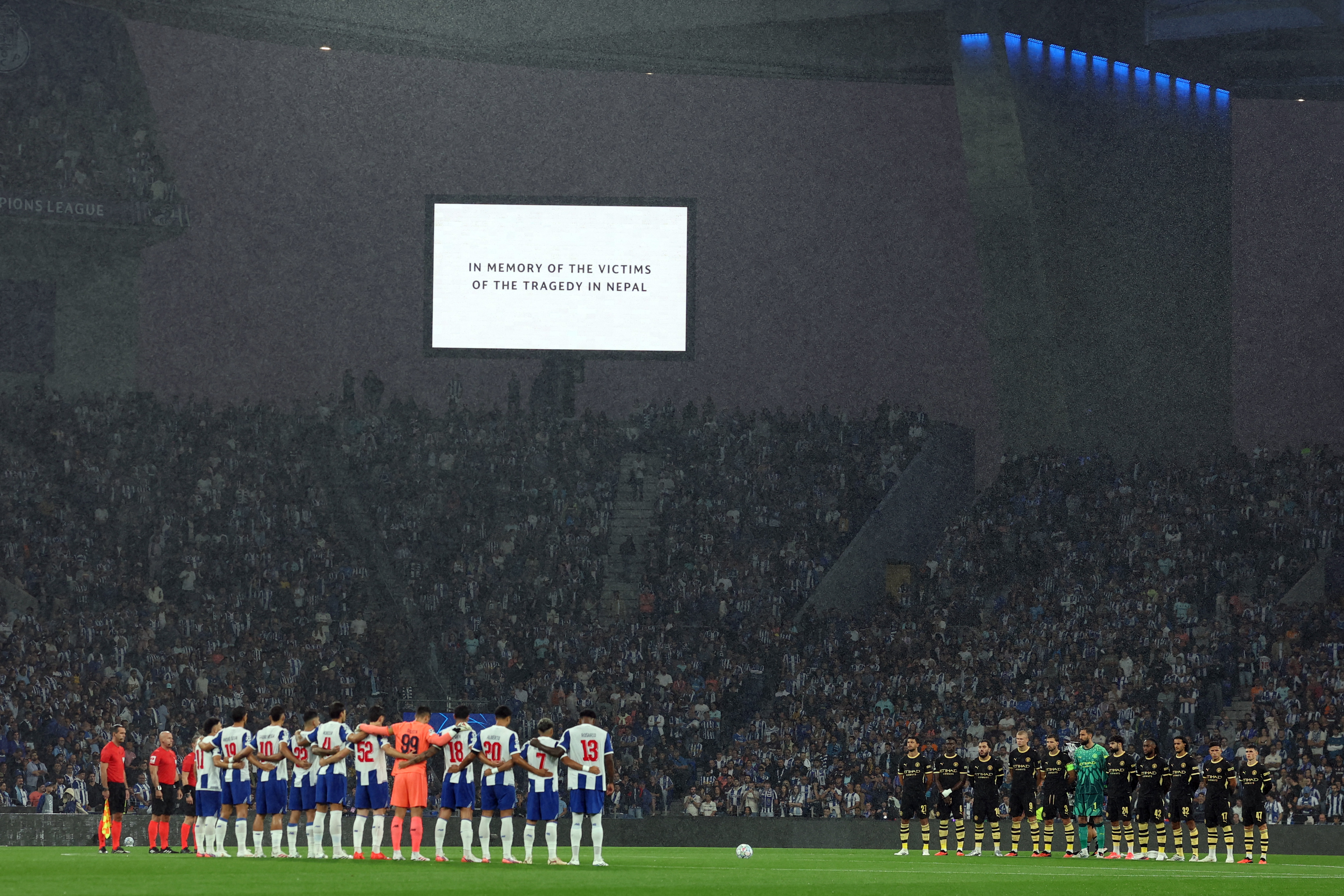 Players observe a minute of silence in memory of the victims of the tragedy in Nepal before the UEFA Champions League first round day 1 football match between FC Porto and Manchester City at Dragao stadium in Porto on September 8, 2026. (Photo by Patricia de Melo Moreira / AFP)