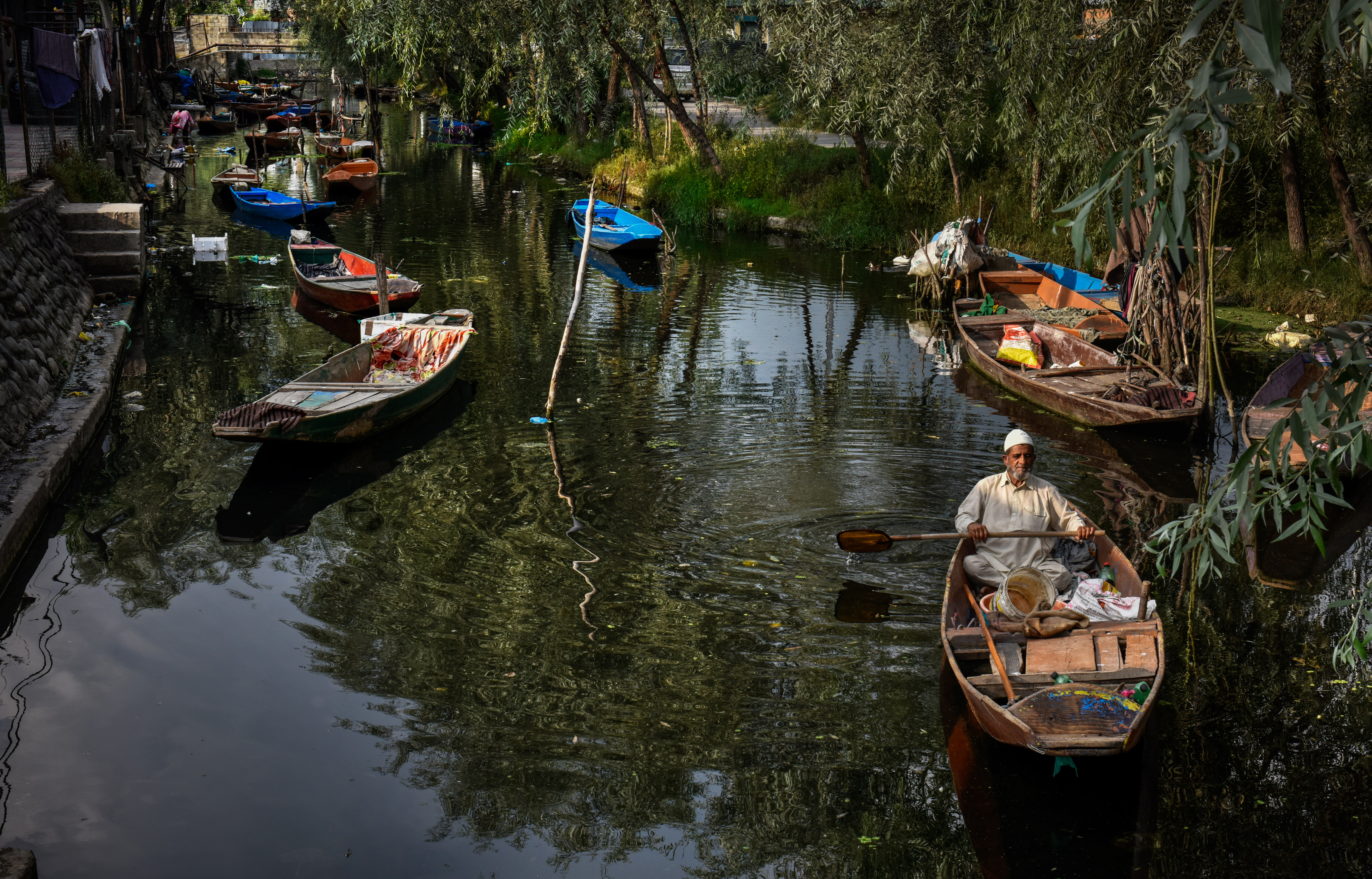Kashmir's iconic Dal Lake faces environmental and climate challenges