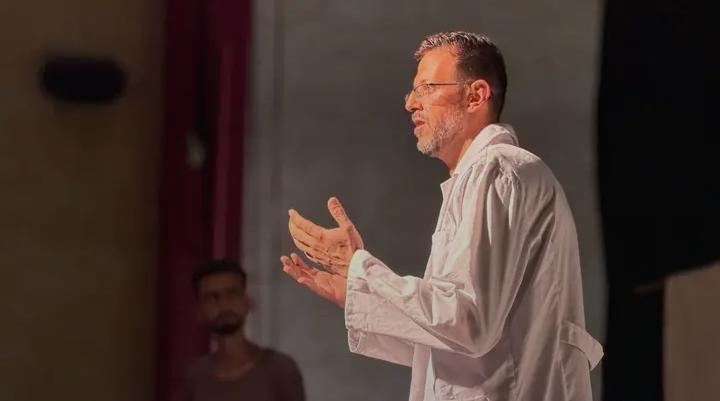 Abu Qasai Qaddoura takes the stage as a doctor trapped inside a Gaza hospital in 50 Minutes in Gaza