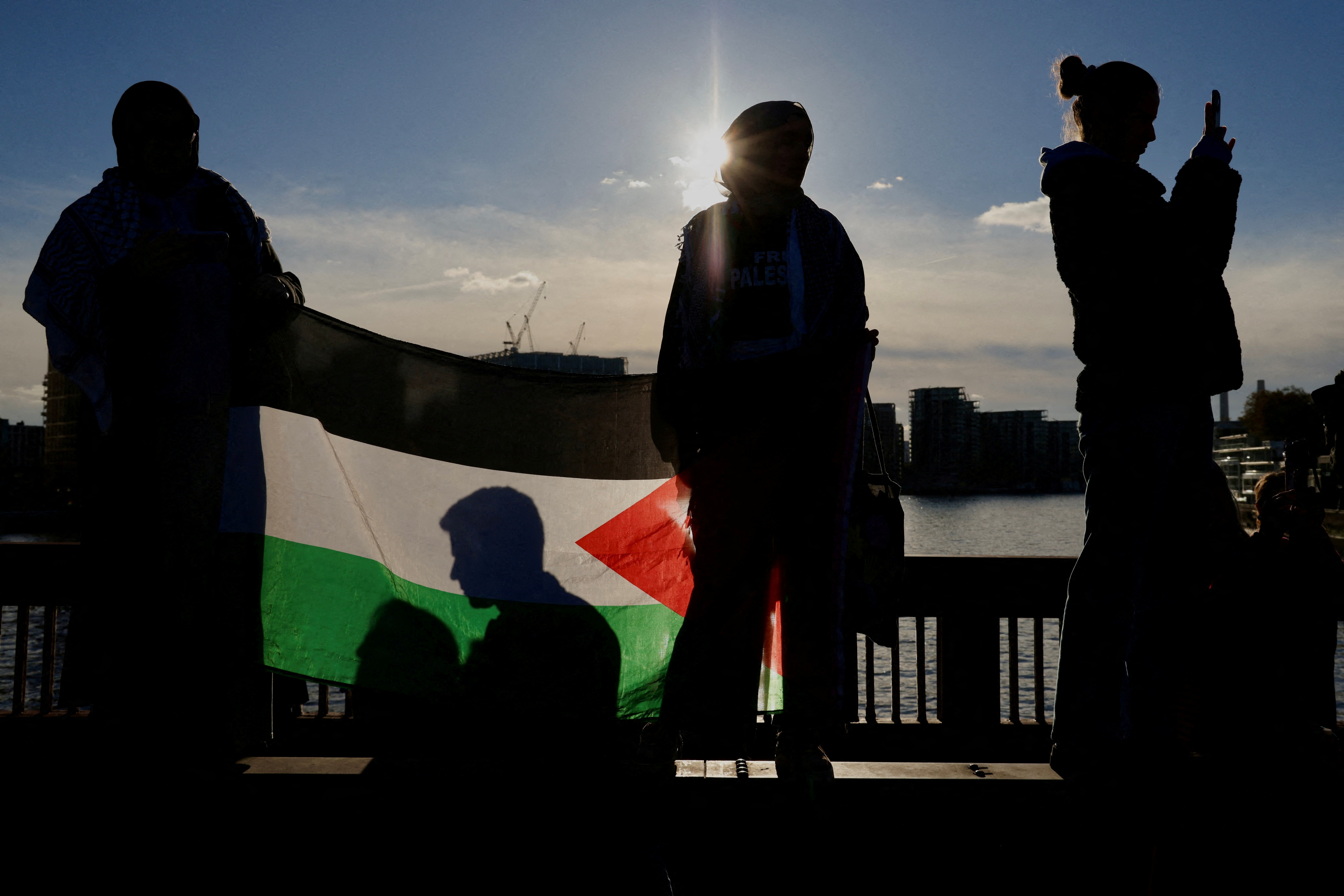 People protest on Vauxhall Bridge during a march in solidarity with Palestinians in Gaza, amid the ongoing conflict between Israel and the Palestinian Islamist group Hamas, in London, Britain, November 11, 2023. REUTERS/Kevin Coombs TPX IMAGES OF THE DAY
