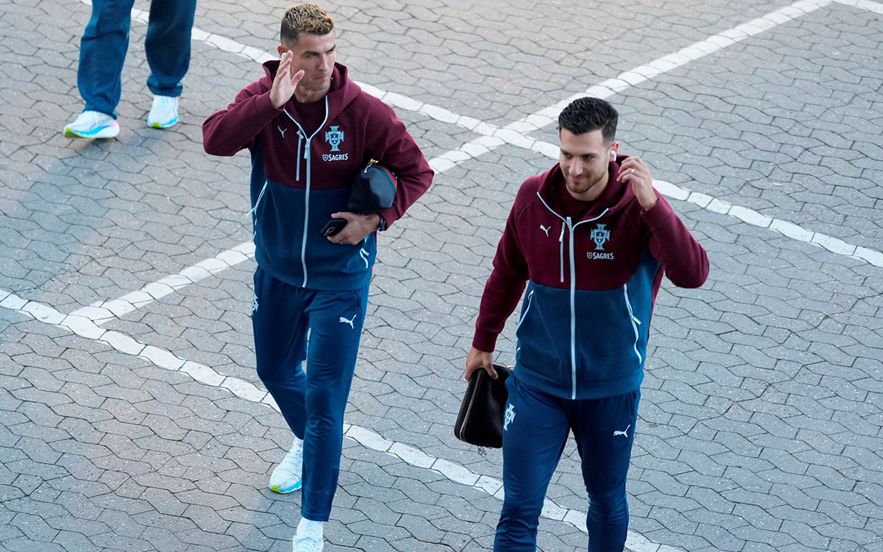 Soccer Football - UEFA Nations League - Portugal Training - Copenhagen, Denmark - September 30, 2026 Portugal's Cristiano Ronaldo and Diogo Dalot arrive ahead of training Liselotte Sabroe/Ritzau Scanpix via REUTERS ATTENTION EDITORS - THIS IMAGE WAS PROVIDED BY A THIRD PARTY. DENMARK OUT. NO COMMERCIAL OR EDITORIAL SALES IN DENMARK.