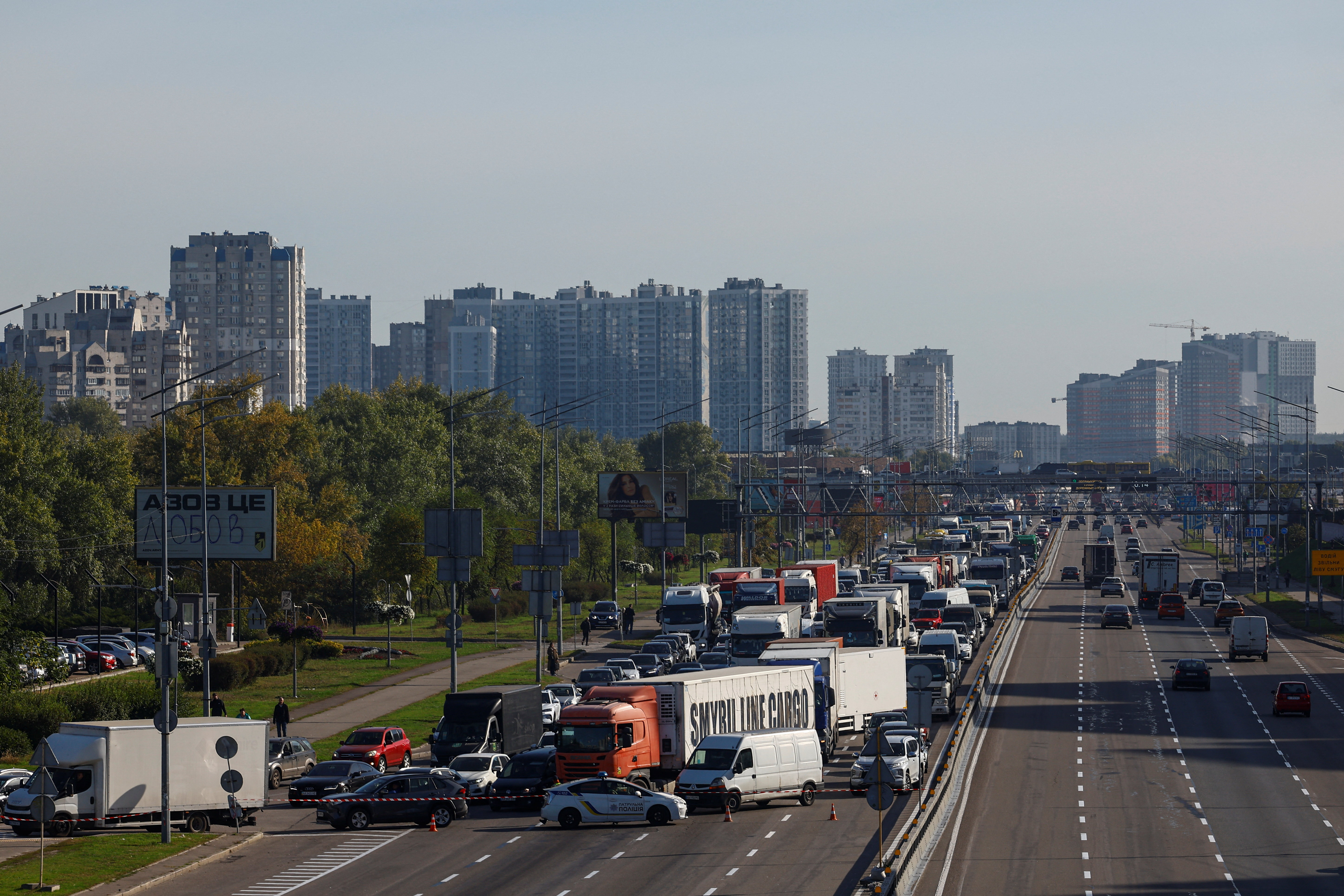 Cars stuck in a traffic jam near the bridge caused by the overnight jet drone strikes on Kyiv's bridges, amid Russia's attack on Ukraine, in Kyiv, Ukraine October 2, 2026. REUTERS/Valentyn Ogirenko