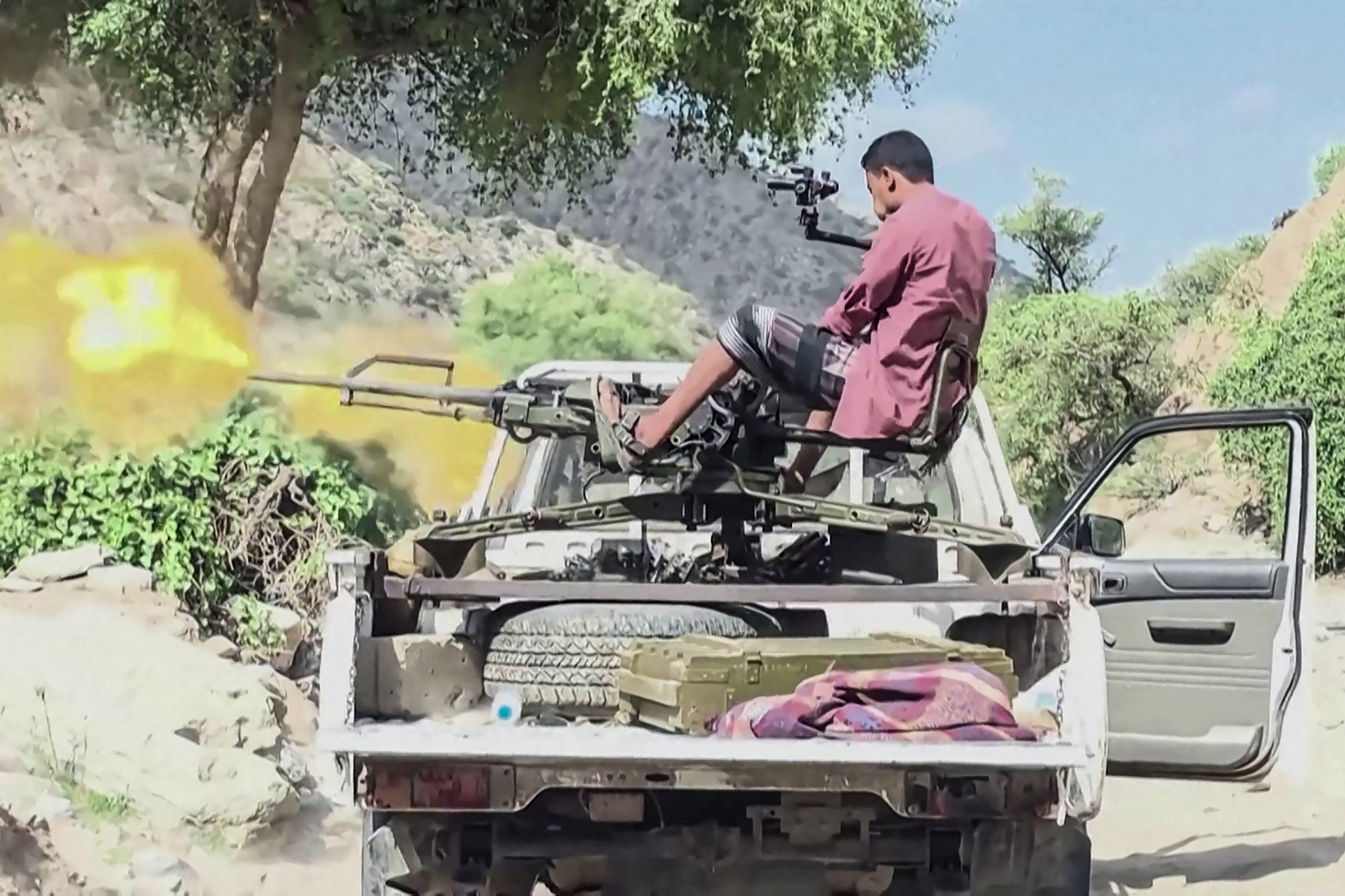 Video footage shows a member of the Yemeni government forces firing a machinegun, October 8