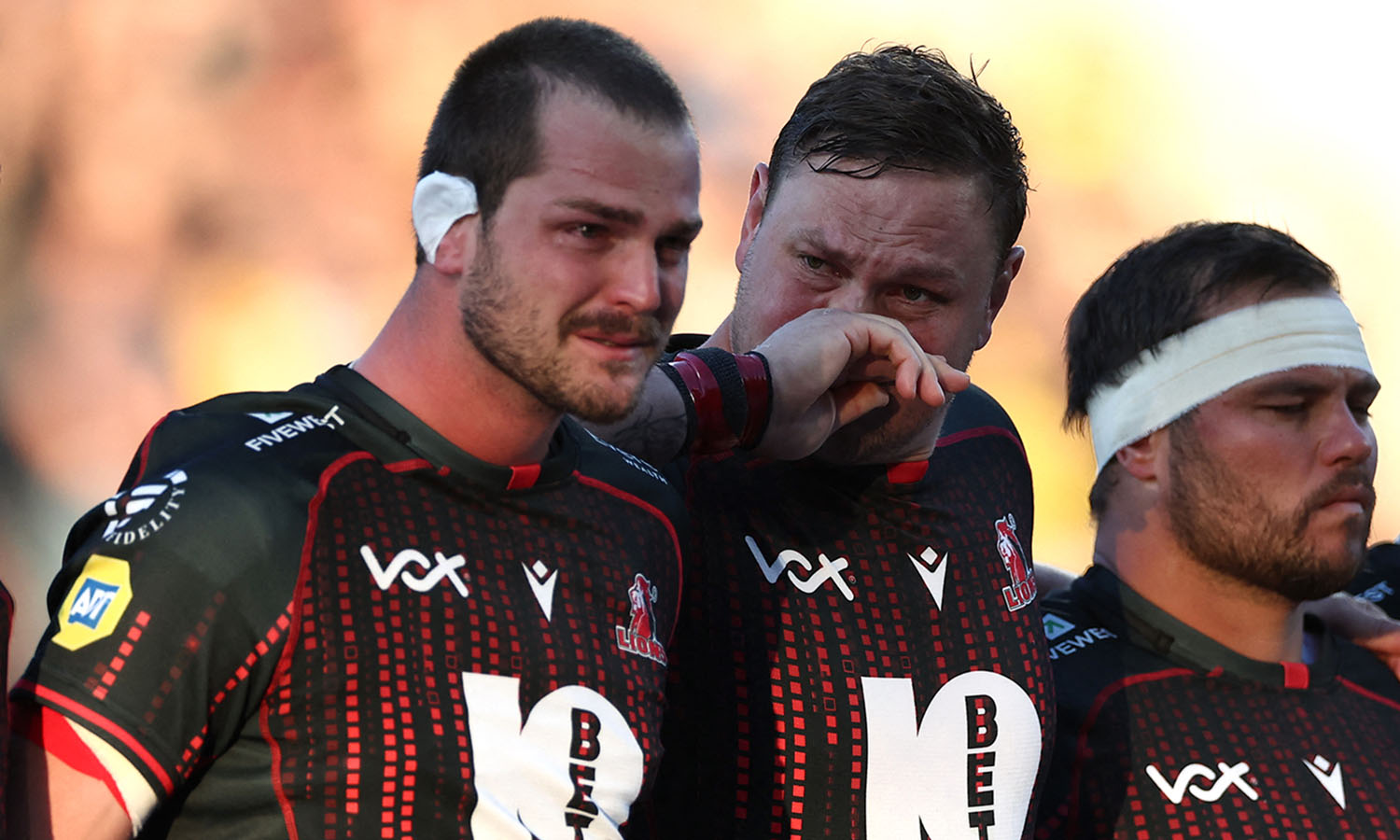 Lions players observe a moment of silence in honour of their teammate Hyron Andrews, ahead of the European Rugby Champions Cup rugby union match between Stade Rochelais (La Rochelle) and Lions at at the Marcel-Deflandre Stadium in La Rochelle, western France, on October 17, 2026. South African second row Hyron Andrews of Johannesburg-based side the Lions was found dead at a hotel in France on October 16, on the eve of his team's Champions Cup match against La Rochelle, local authorities told AFP. (Photo by ROMAIN PERROCHEAU / AFP)