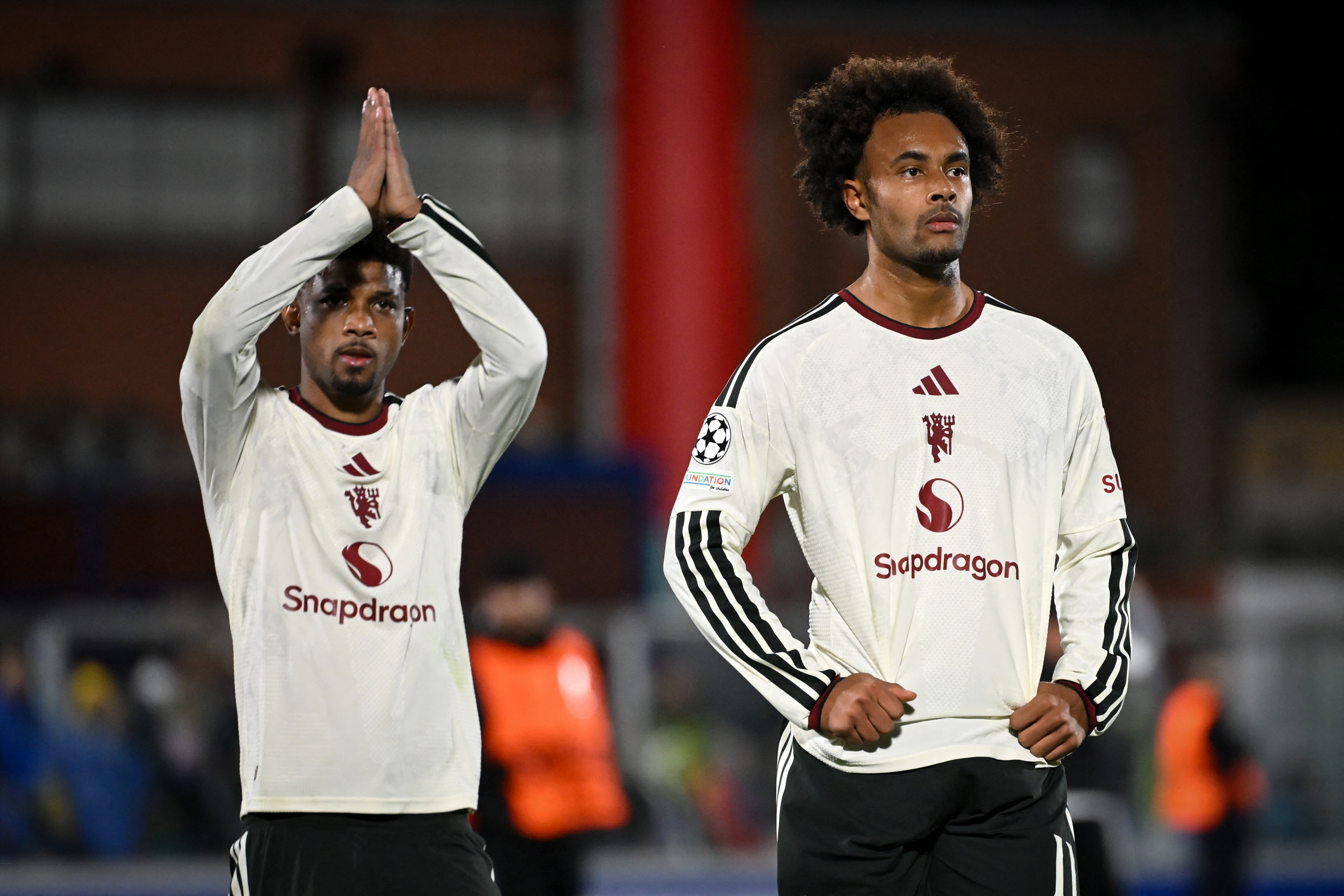Manchester United's Ivorian midfielder #16 Amad Diallo (L) and Manchester United's Dutch forward #11 Joshua Zirkzee react after losing the UEFA Champions League, league phase matchday 3, football match between Como 1907 and Manchester United at the Stadio Giuseppe Sinigaglia in Como, northen Italy on October 21, 2026. (Photo by PIERO CRUCIATTI / AFP)