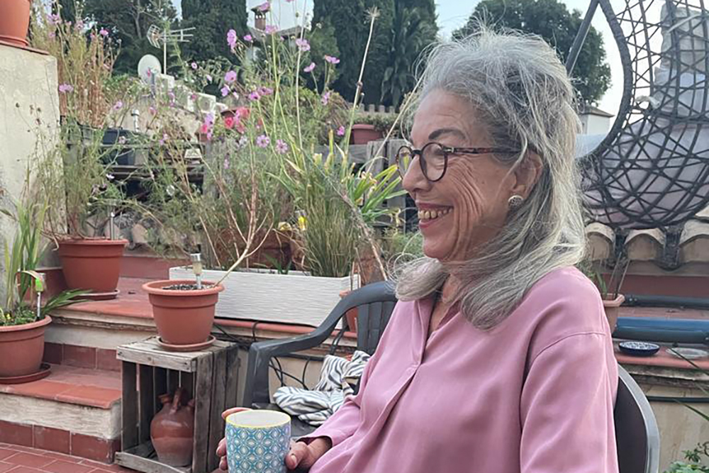 Munira Mendonça on her balcony in Granada, where she has lived for nearly half a century