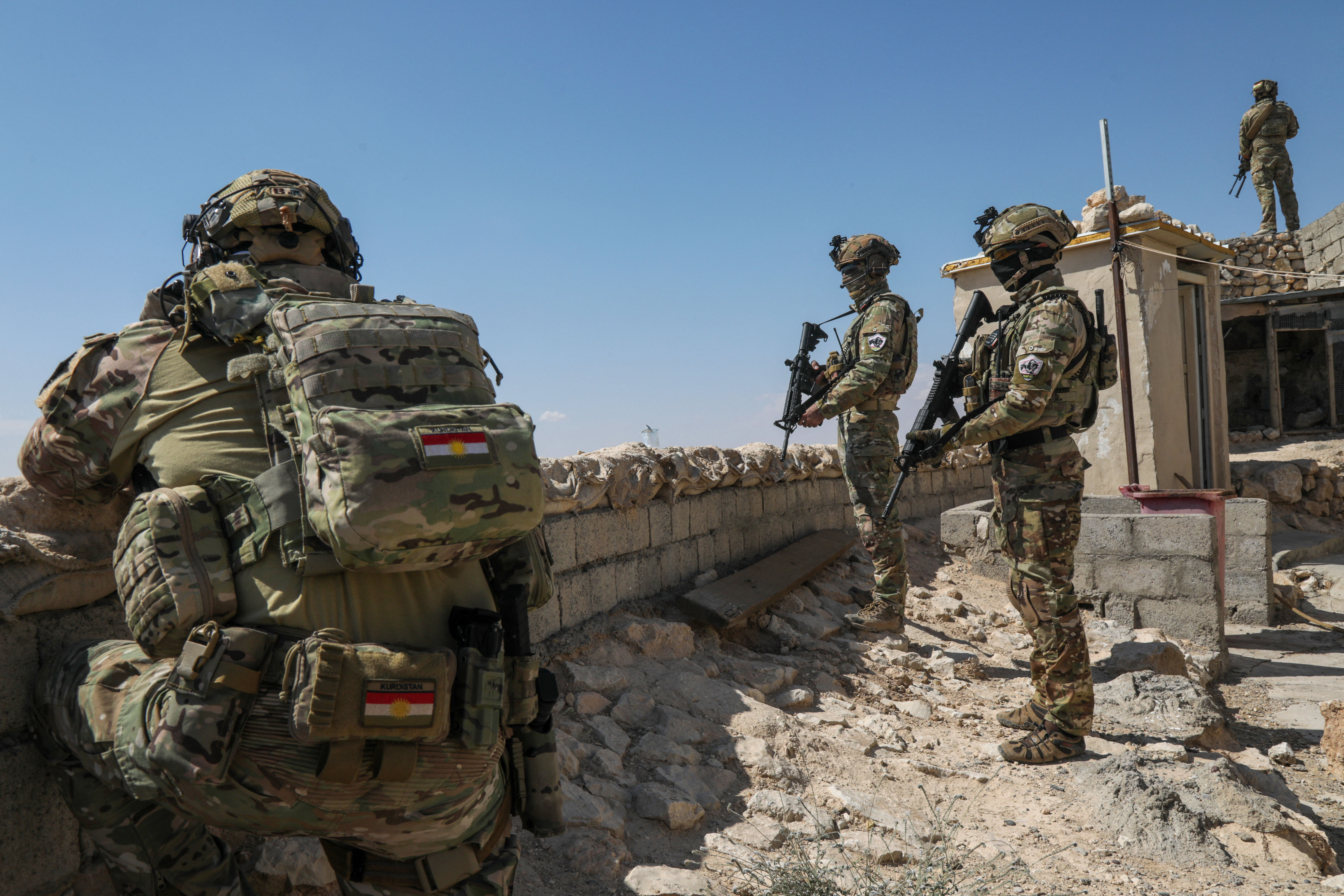 Kurdish Peshmerga fighters take position on the Qarachogh Mountain in the Makhmur district, about 60 kilometres south of Erbil, capital of Iraq's autonomous northern Kurdish region, on September 30, 2026.