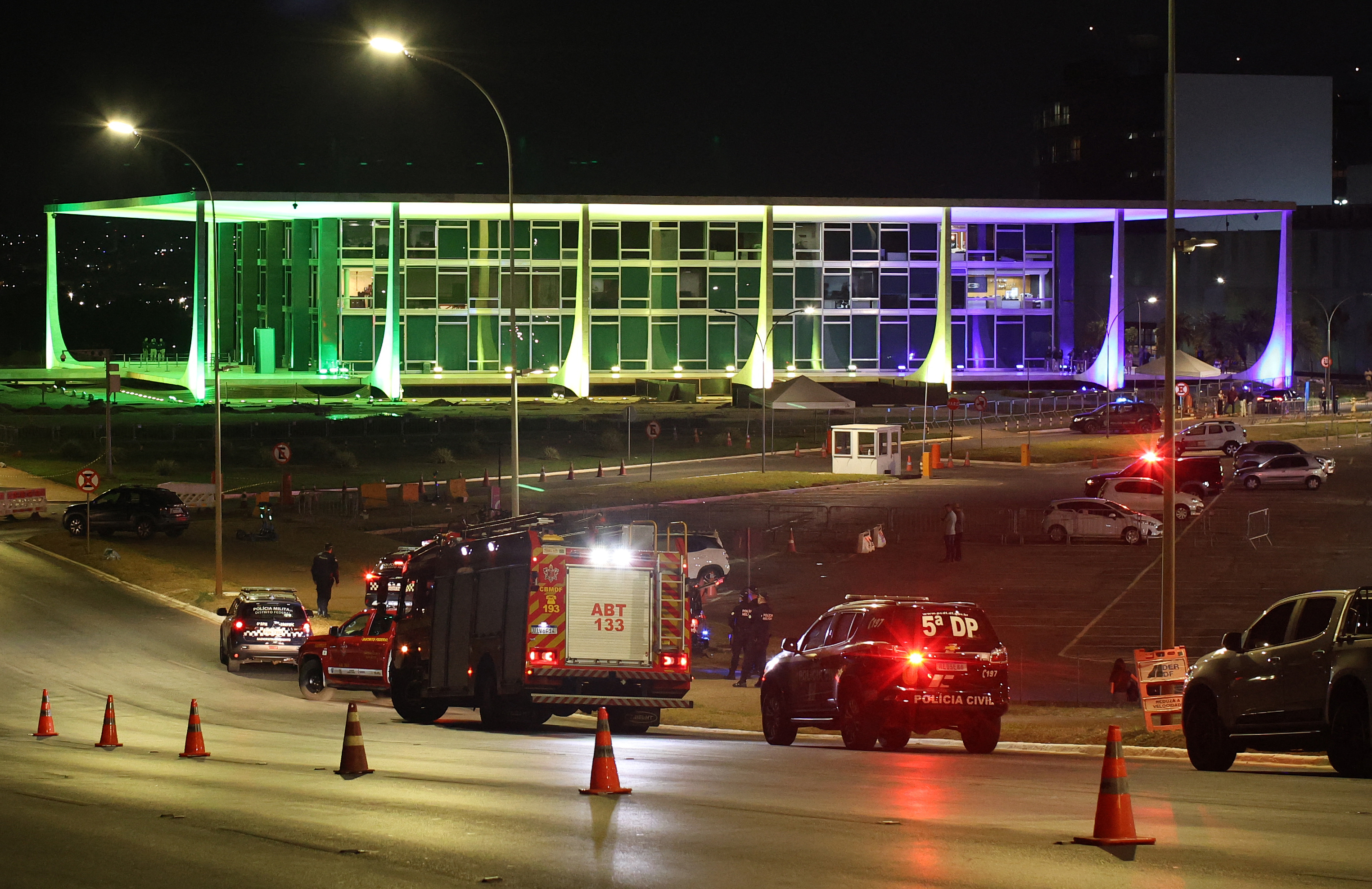 Brazilian police and firefighters inspect the area of a possible bomb in a backpack outside the Supreme Court headquarters in Brasilia on October 1, 2026 [AFP]