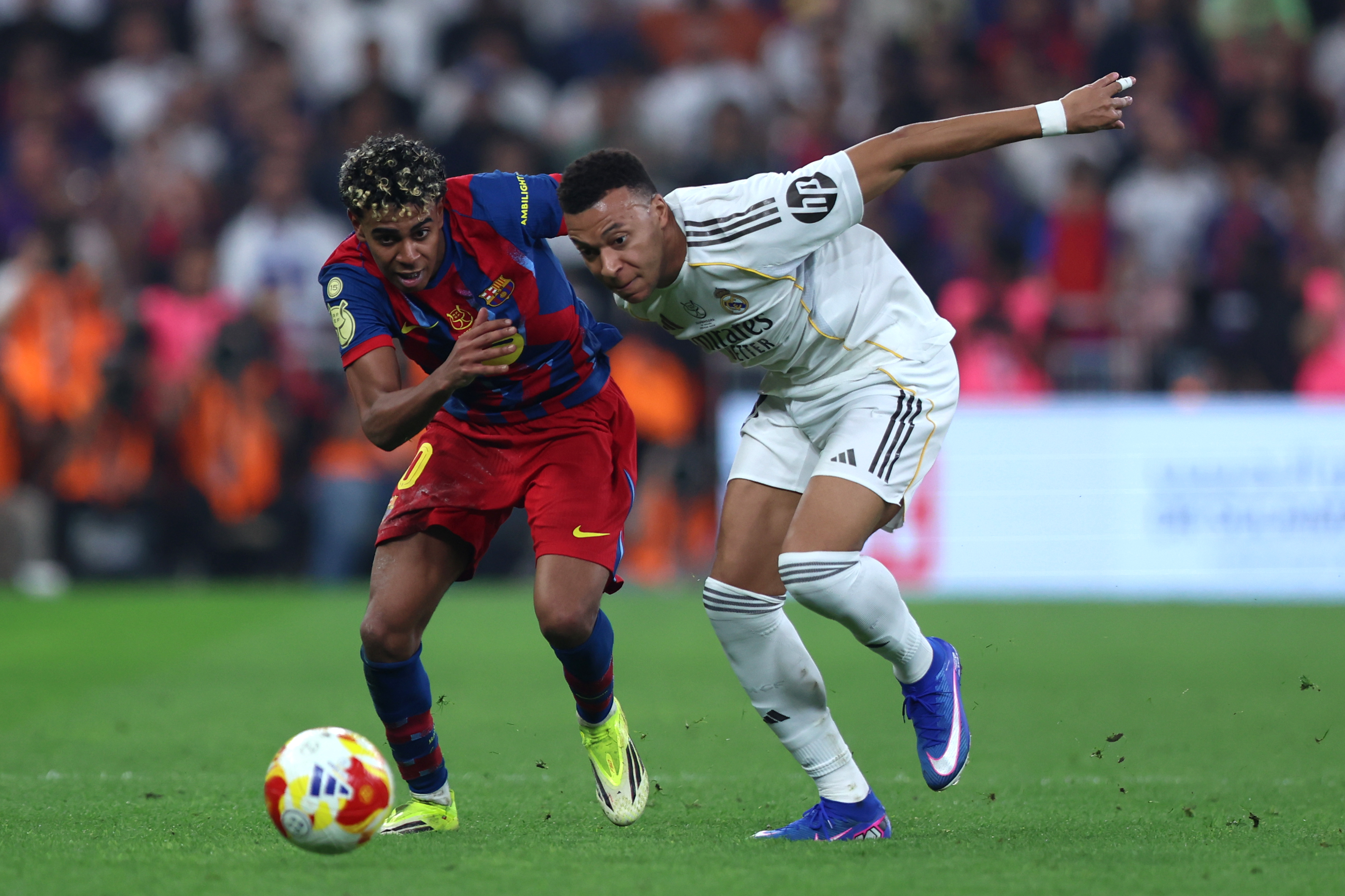 JEDDAH, SAUDI ARABIA - JANUARY 11: Kylian Mbappe of Real Madrid battles for possession with Lamine Yamal of FC Barcelona during the Spanish Super Cup Final between FC Barcelona and Real Madrid at King Abdullah Sports City Hall Stadium on January 11, 2026 in Jeddah, Saudi Arabia. (Photo by Yasser Bakhsh/Getty Images)