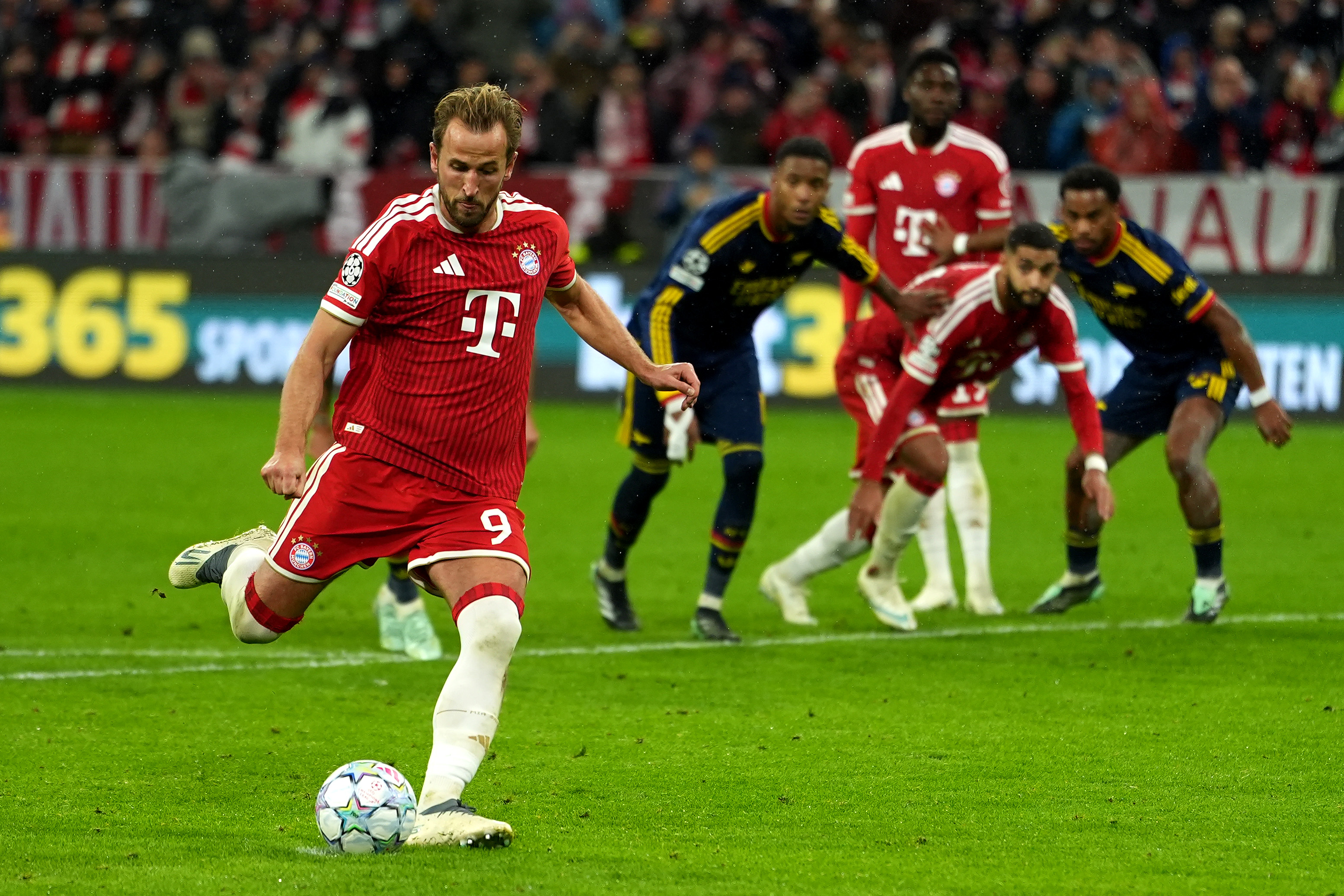 MUNICH, GERMANY - OCTOBER 21: Harry Kane of FC Bayern Munich scores his team’s second goal from the penalty spot during the UEFA Champions League 2026/27 League Phase MD3 match between FC Bayern München and Arsenal FC at Football Arena Munich on October 21, 2026 in Munich, Germany. (Photo by Leonhard Simon/Getty Images)