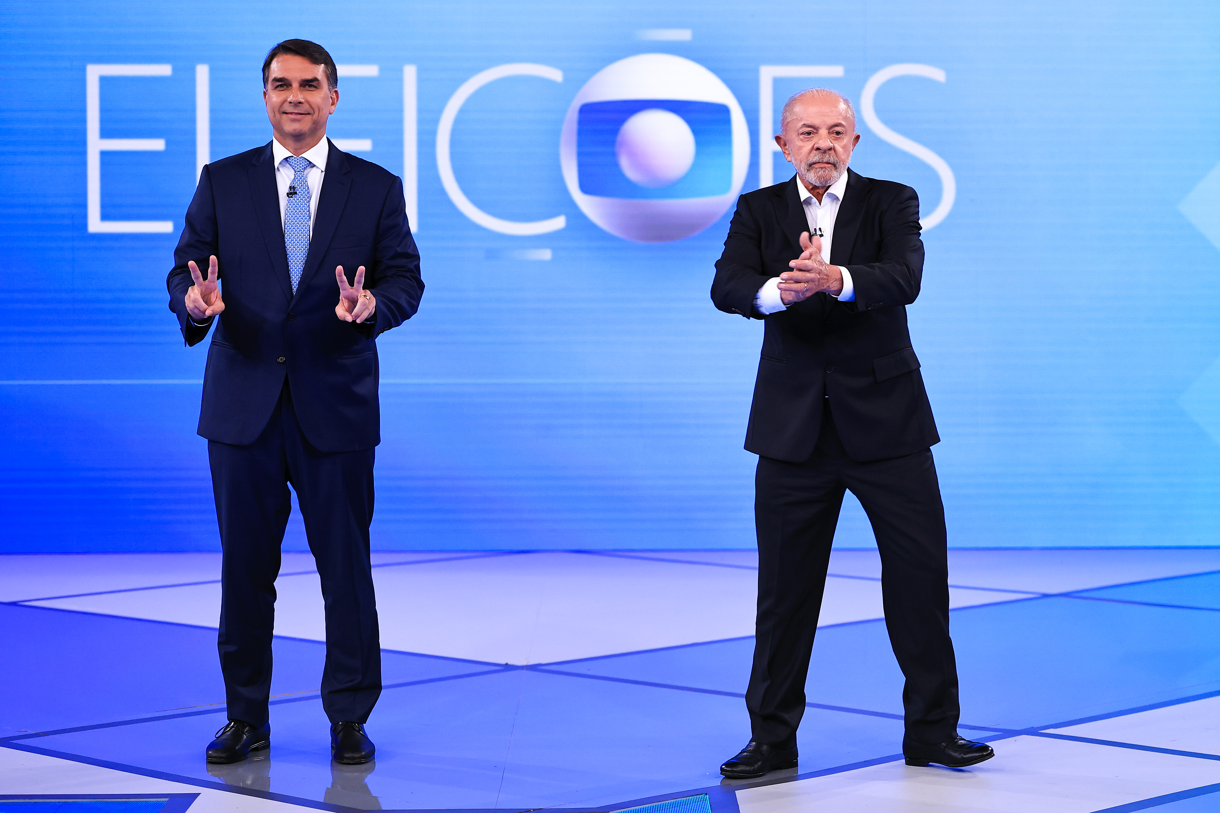 RIO DE JANEIRO, BRAZIL - OCTOBER 23: (L-R) Flavio Bolsonaro, presidential candidate for the Partido Liberal and Luiz Inácio Lula Da Silva, incumbent president of Brazil and presidential candidate for Partido de los Trabajadores (PT) (Worker’s Party) pose for photographers before a debate ahead of the presidential runoff in Brazil at TV Globo on October 23, 2026 in Rio de Janeiro, Brazil. (Photo by Buda Mendes/Getty Images)