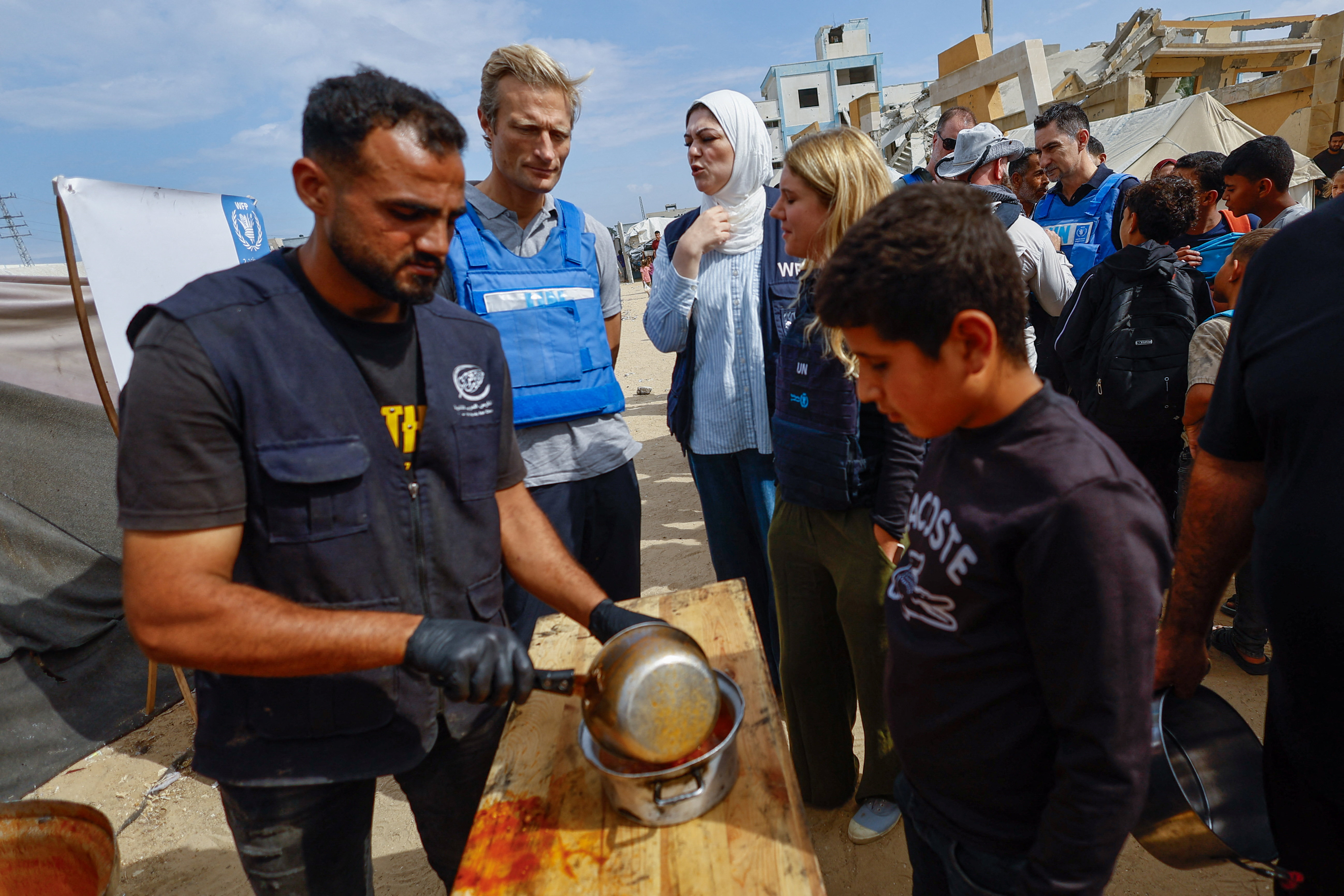 Carl Skau, Acting Executive Director of the World Food Programme (WFP), visits a soup kitchen funded by the WFP, in Deir Al-Balah, in the central Gaza Strip October 18, 2026. REUTERS/Mahmoud Issa