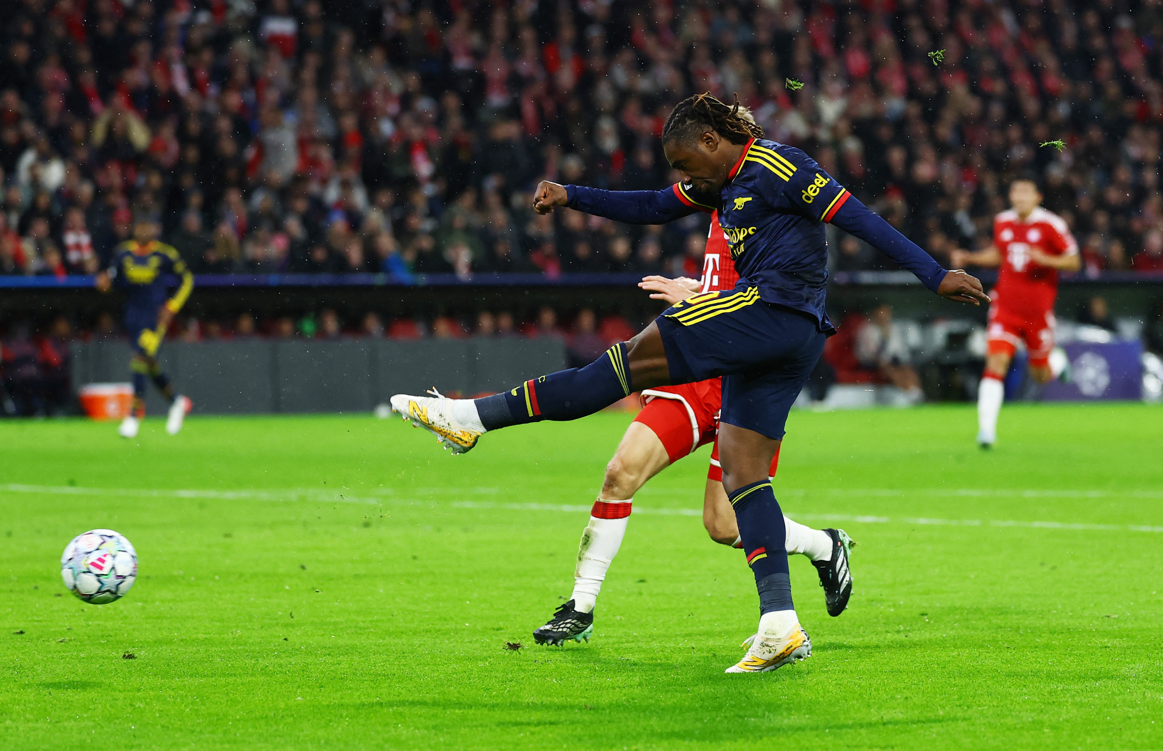 Soccer Football - UEFA Champions League - Bayern Munich v Arsenal - Allianz Arena, Munich, Germany - October 21, 2026 Arsenal's Eberechi Eze scores their first goal REUTERS/Kai Pfaffenbach