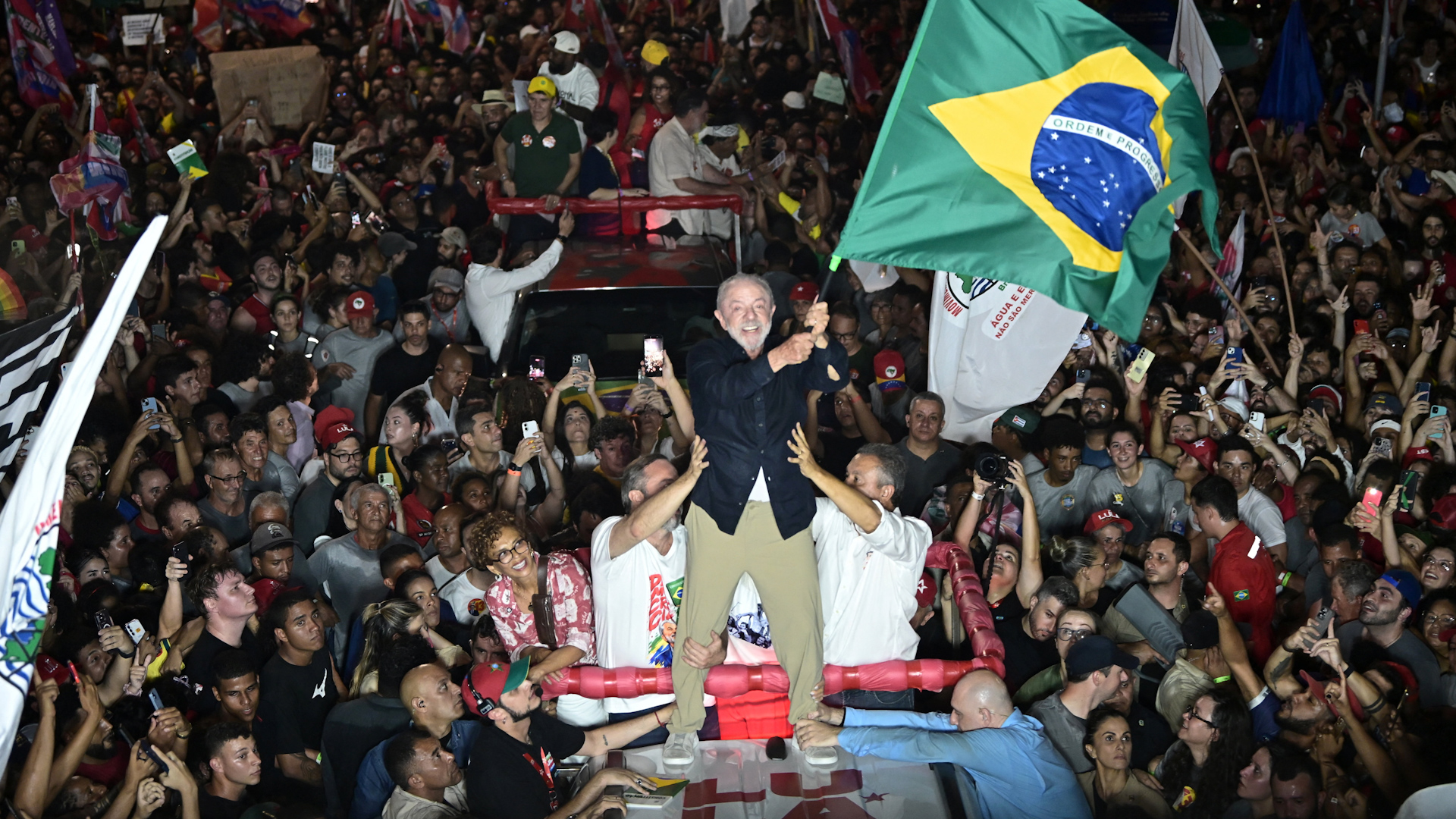 Brazil’s two presidential candidates Lula and Bolsonaro are trying to win over the 30 million voters.